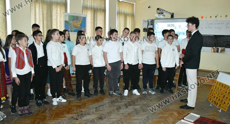 Ученици от ПМГ пресъздадоха борбата за светско образование в открит урок по родолюбие