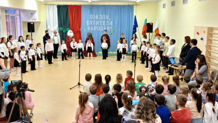 Ученици и деца от Хасково отбелязаха Деня на народните будители по неповторим начин