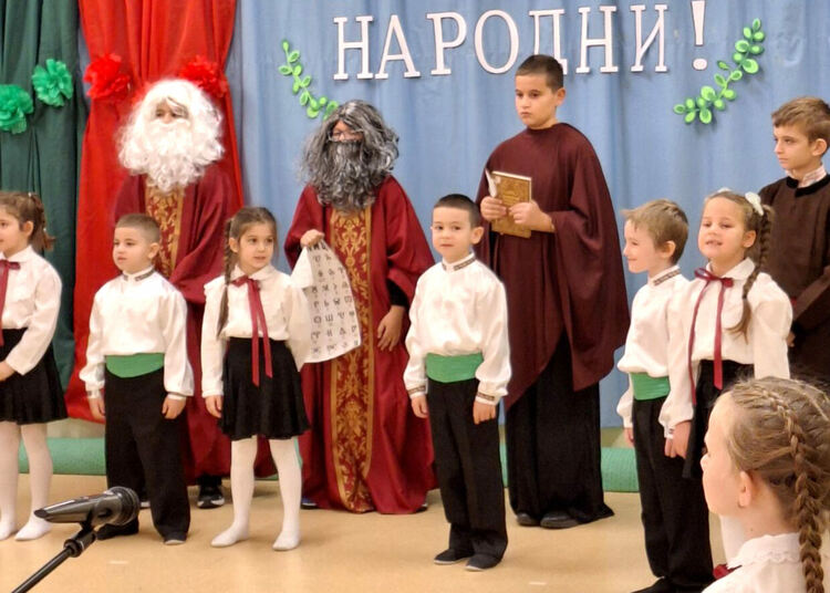 Ученици и деца от Хасково отбелязаха Деня на народните будители по неповторим начин