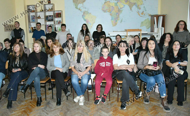 Ученици от ПМГ пресъздадоха борбата за светско образование в открит урок по родолюбие 