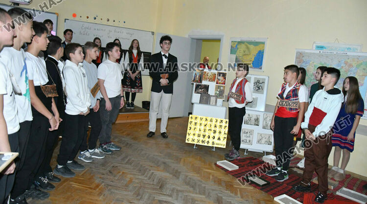 Ученици от ПМГ пресъздадоха борбата за светско образование в открит урок по родолюбие 