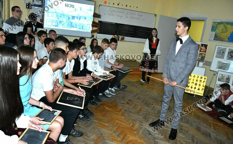 Ученици от ПМГ пресъздадоха борбата за светско образование в открит урок по родолюбие 