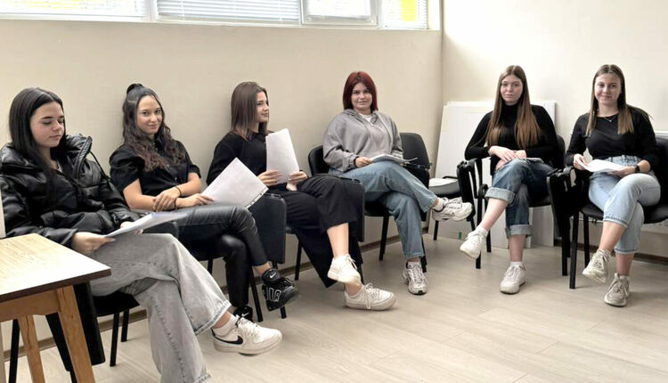 Ученици от ФСГ-Хасково с открит урок „Будителите на България – в миналото и днес“