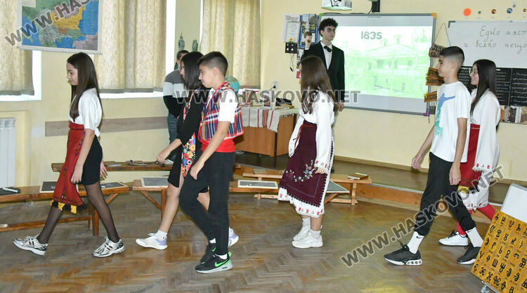 Ученици от ПМГ пресъздадоха борбата за светско образование в открит урок по родолюбие