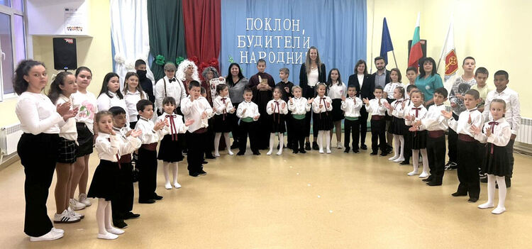 Ученици и деца от Хасково отбелязаха Деня на народните будители по неповторим начин