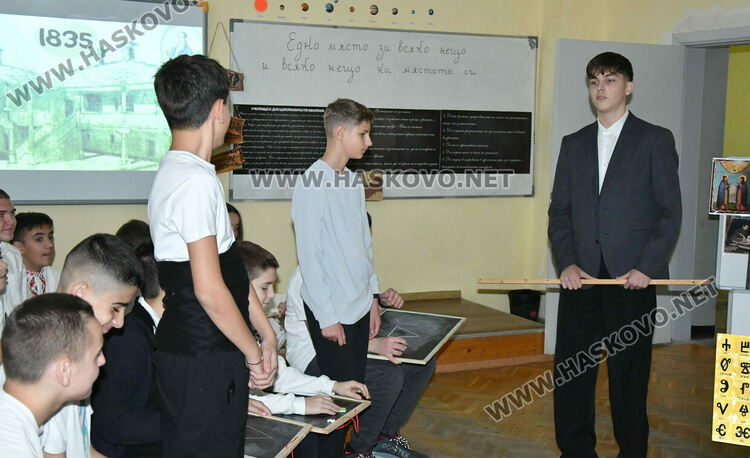 Ученици от ПМГ пресъздадоха борбата за светско образование в открит урок по родолюбие 