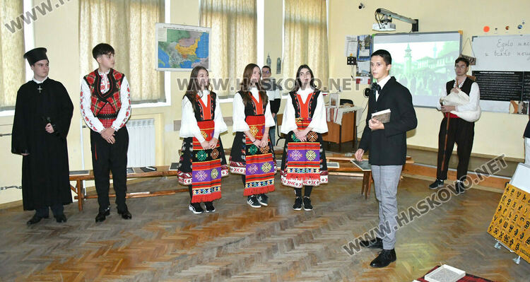 Ученици от ПМГ пресъздадоха борбата за светско образование в открит урок по родолюбие 