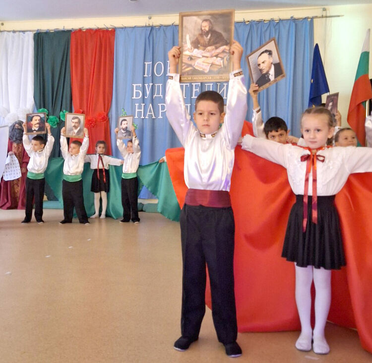 Ученици и деца от Хасково отбелязаха Деня на народните будители по неповторим начин