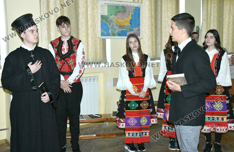 Ученици от ПМГ пресъздадоха борбата за светско образование в открит урок по родолюбие 