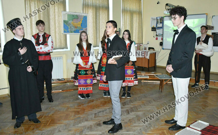 Ученици от ПМГ пресъздадоха борбата за светско образование в открит урок по родолюбие 