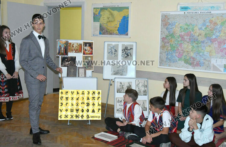 Ученици от ПМГ пресъздадоха борбата за светско образование в открит урок по родолюбие