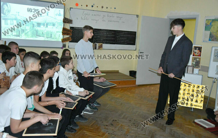 Ученици от ПМГ пресъздадоха борбата за светско образование в открит урок по родолюбие 