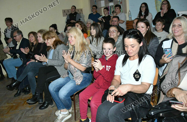 Ученици от ПМГ пресъздадоха борбата за светско образование в открит урок по родолюбие