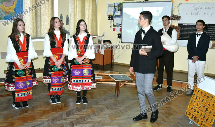 Ученици от ПМГ пресъздадоха борбата за светско образование в открит урок по родолюбие 