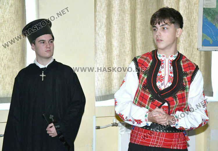 Ученици от ПМГ пресъздадоха борбата за светско образование в открит урок по родолюбие