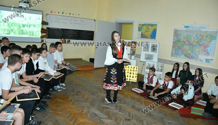 Ученици от ПМГ пресъздадоха борбата за светско образование в открит урок по родолюбие 