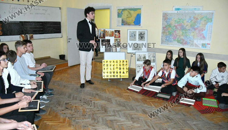 Ученици от ПМГ пресъздадоха борбата за светско образование в открит урок по родолюбие 