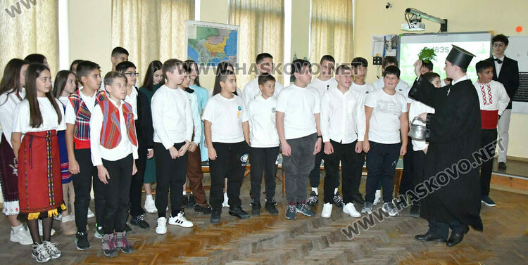 Ученици от ПМГ пресъздадоха борбата за светско образование в открит урок по родолюбие 
