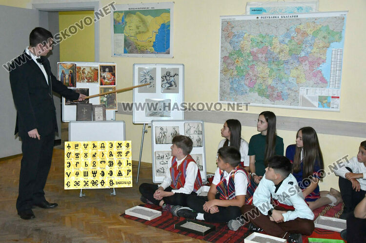 Ученици от ПМГ пресъздадоха борбата за светско образование в открит урок по родолюбие