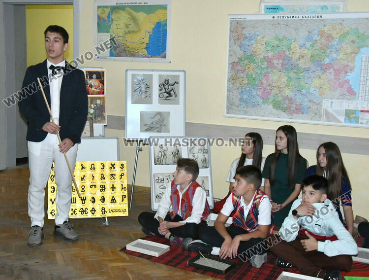 Ученици от ПМГ пресъздадоха борбата за светско образование в открит урок по родолюбие 