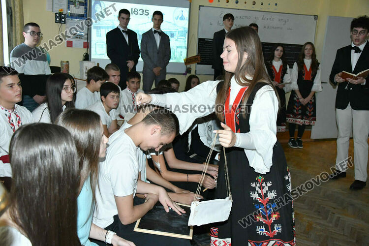 Ученици от ПМГ пресъздадоха борбата за светско образование в открит урок по родолюбие