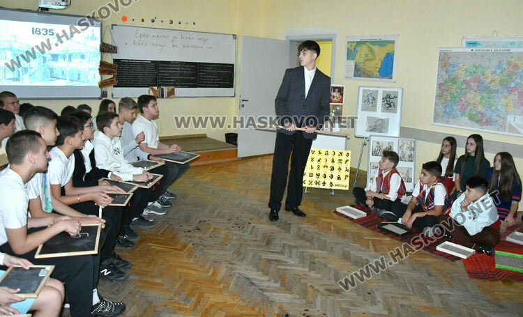 Ученици от ПМГ пресъздадоха борбата за светско образование в открит урок по родолюбие