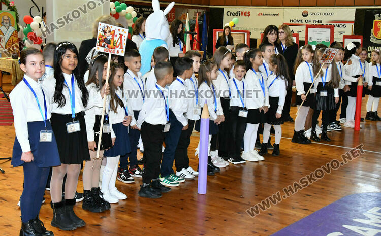 Ученици на ОУ „Христо Смирненски“ положиха клетва, честваха патронен празник и Деня на народните будители