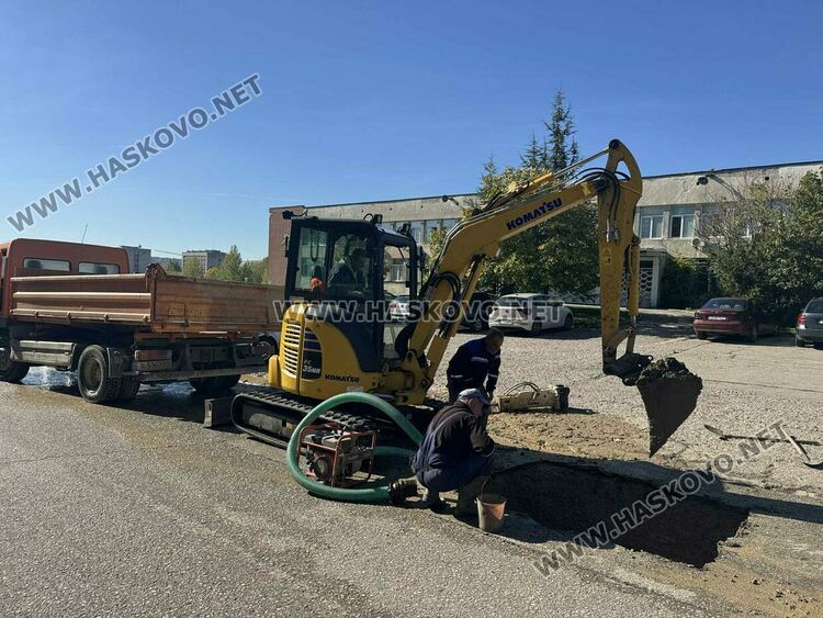 ВиК разкопа улицата пред АГО-Хасково за отстраняване на авария
