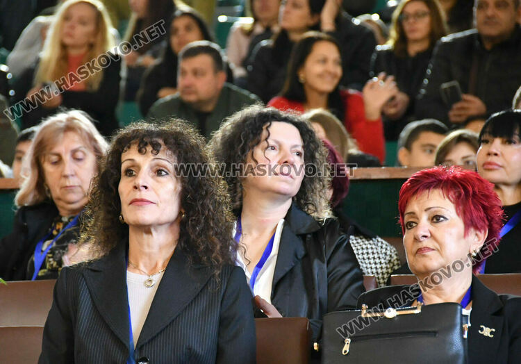 Ученици на ОУ „Христо Смирненски“ положиха клетва, честваха патронен празник и Деня на народните будители