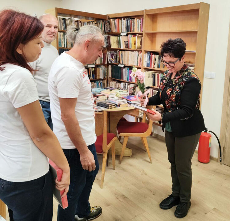 Хасковското ОНЧ „Заря“ дари книги на новоучреденото читалище „Надежда“ в Мандра