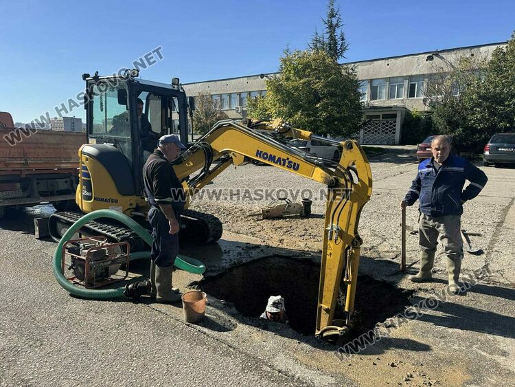 ВиК разкопа улицата пред АГО-Хасково за отстраняване на авария