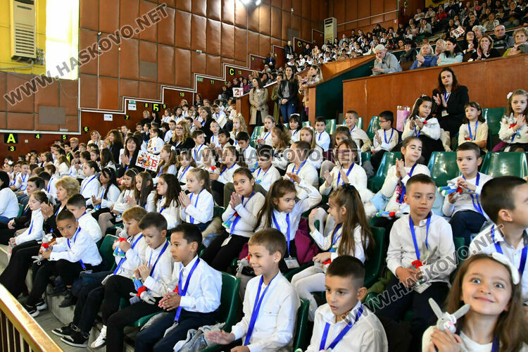 Ученици на ОУ „Христо Смирненски“ положиха клетва, честваха патронен празник и Деня на народните будители