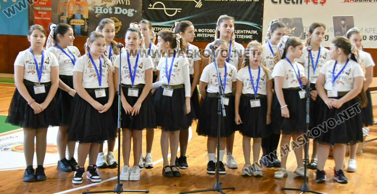 Ученици на ОУ „Христо Смирненски“ положиха клетва, честваха патронен празник и Деня на народните будители