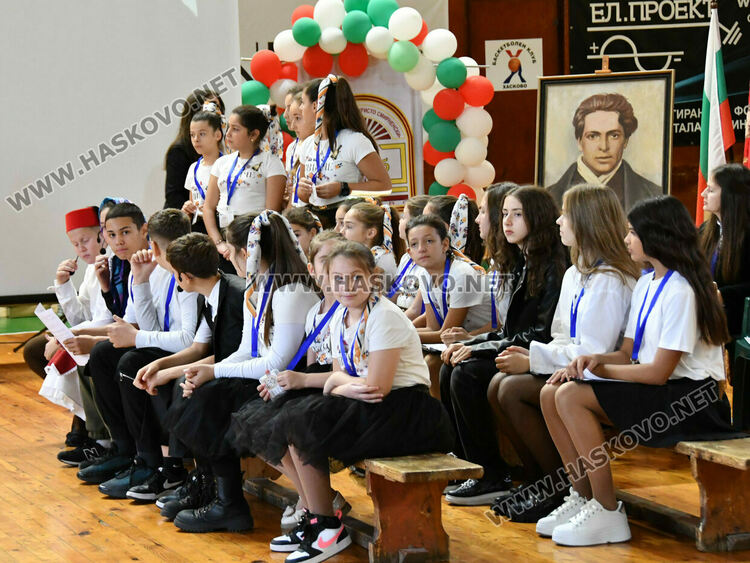 Ученици на ОУ „Христо Смирненски“ положиха клетва, честваха патронен празник и Деня на народните будители