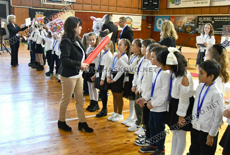 Ученици на ОУ „Христо Смирненски“ положиха клетва, честваха патронен празник и Деня на народните будители