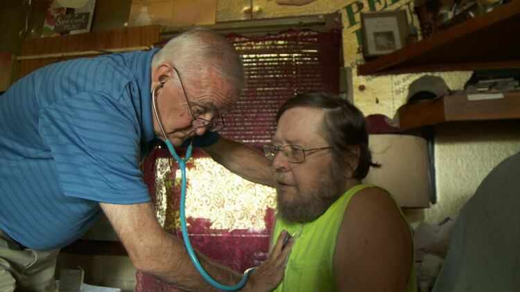 Гледаме документалния филм „Лекарят от малкото градче“ в HBO Max