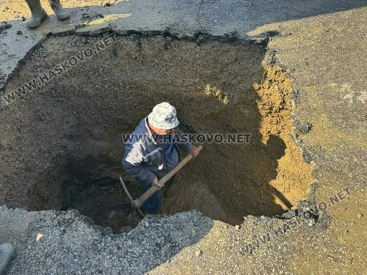 ВиК разкопа улицата пред АГО-Хасково за отстраняване на авария