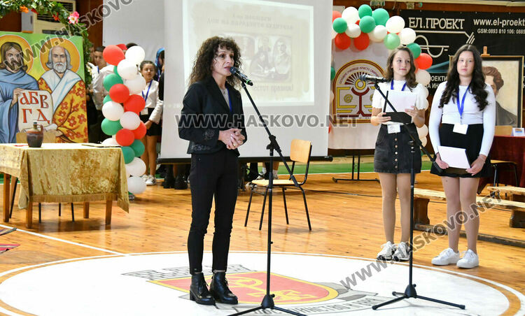 Ученици на ОУ „Христо Смирненски“ положиха клетва, честваха патронен празник и Деня на народните будители