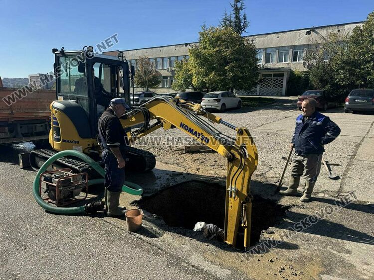 ВиК разкопа улицата пред АГО-Хасково за отстраняване на авария