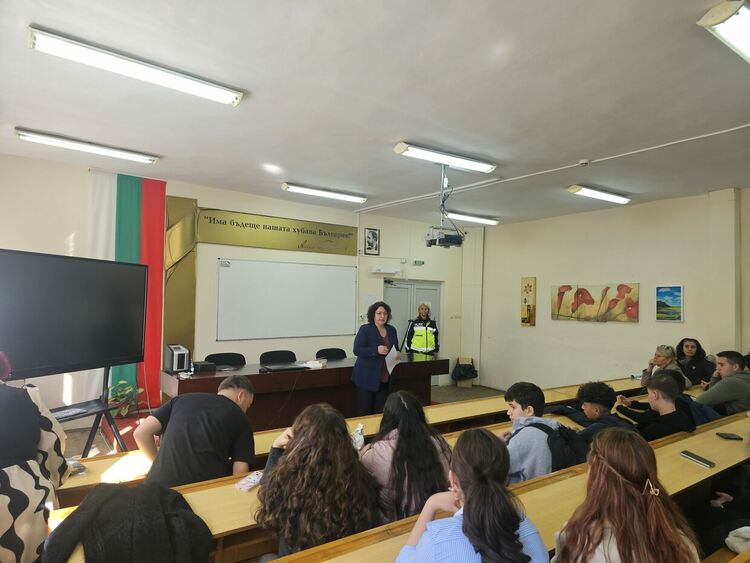 Десант на институции в Професионалната гимназия по икономика-темата безопасност на пътя