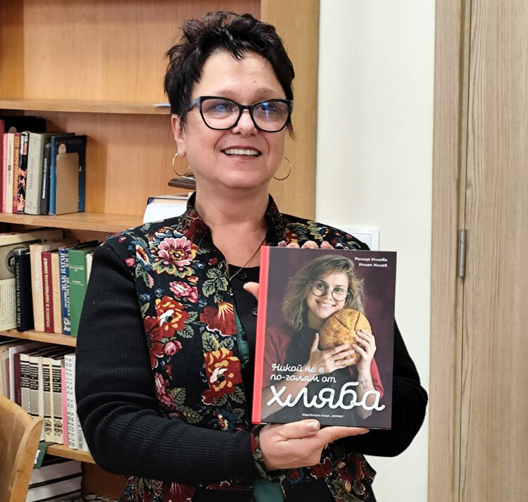 Хасковското ОНЧ „Заря“ дари книги на новоучреденото читалище „Надежда“ в Мандра