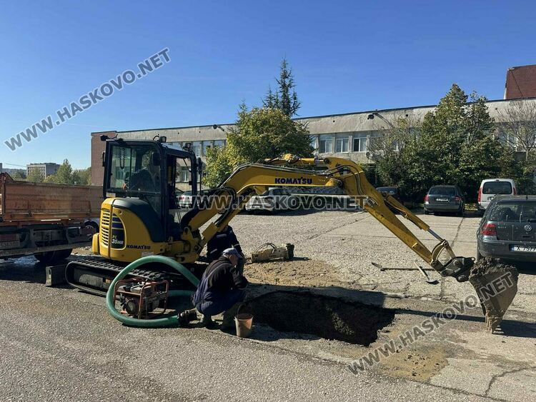 ВиК разкопа улицата пред АГО-Хасково за отстраняване на авария