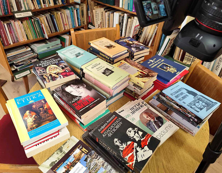 Хасковското ОНЧ „Заря“ дари книги на новоучреденото читалище „Надежда“ в Мандра