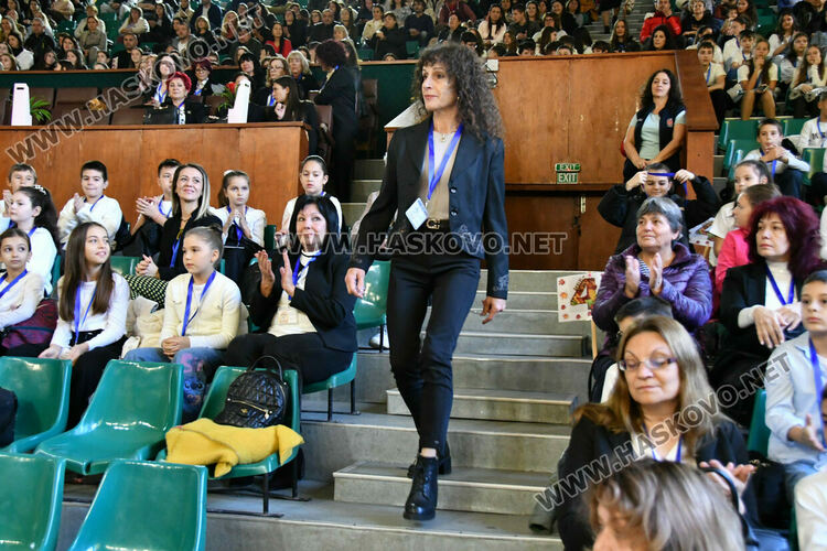 Ученици на ОУ „Христо Смирненски“ положиха клетва, честваха патронен празник и Деня на народните будители