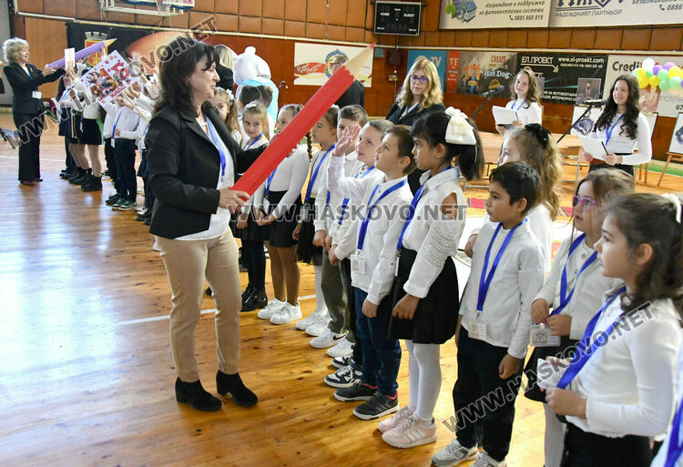 Ученици на ОУ „Христо Смирненски“ положиха клетва, честваха патронен празник и Деня на народните будители