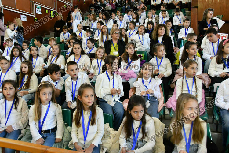 Ученици на ОУ „Христо Смирненски“ положиха клетва, честваха патронен празник и Деня на народните будители