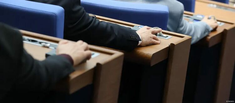 В България парламент одобриха „поредния неработещ закон“, пише Емилия Милчева