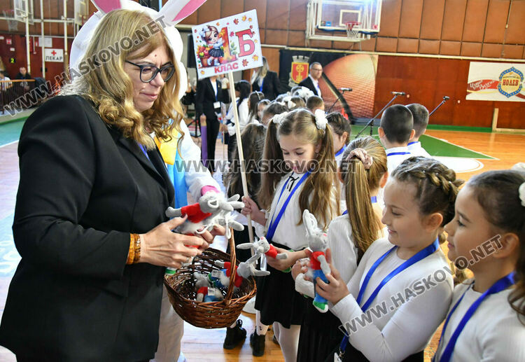 Ученици на ОУ „Христо Смирненски“ положиха клетва, честваха патронен празник и Деня на народните будители