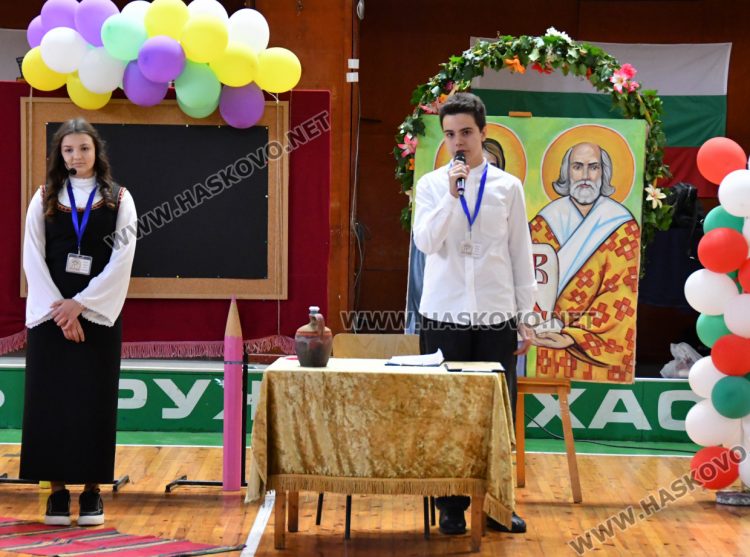 Ученици на ОУ „Христо Смирненски“ положиха клетва, честваха патронен празник и Деня на народните будители