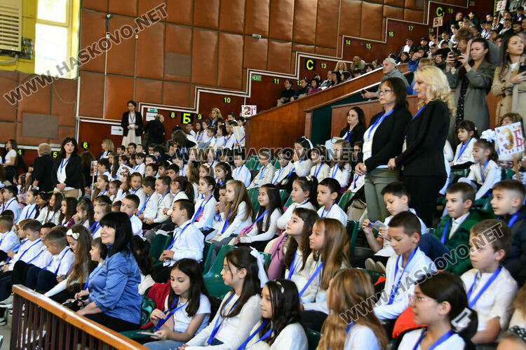 Ученици на ОУ „Христо Смирненски“ положиха клетва, честваха патронен празник и Деня на народните будители